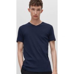 T-shirt z dzianiny o gęstym splocie -. T-shirty męskie Reserved, s, bez wzorów, z dzianiny, bez kołnierzyka. Za 49,99 zł.