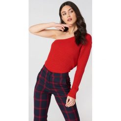 NA-KD Sweter z dzianiny na jedno ramię - Red. Czerwone swetry klasyczne damskie NA-KD, z dzianiny. W wyprzedaży za 60,57 zł.