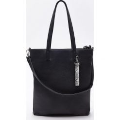 Torba shopper z brelokiem - Czarny. Czarne torby damskie na zakupy House, bez wzorów, z breloczkiem. Za 69,99 zł.