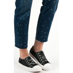 NISKIE TRAMPKI. Czarne trampki i tenisówki damskie SHELOVET, bez wzorów, bez zapięcia. Za 40,90 zł.