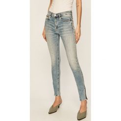 Tommy Jeans - Jeansy Nora. Niebieskie jeansy damskie Tommy Jeans, bez wzorów, z elastanu. Za 539,90 zł.