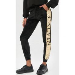 Czarne Spodnie Thelyss. Czarne spodnie damskie Born2be, s, z dresówki. Za 59,99 zł.