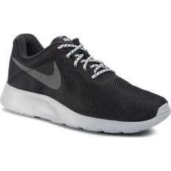 Buty NIKE - Tanjun Se AR1941 005 Black/Dark Grey/Wolf Grey. Czarne półbuty męskie Nike, na co dzień, bez wzorów, z tworzywa sztucznego, bez zapięcia. W wyprzedaży za 229,00 zł.