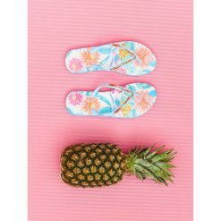Klapki damskie japonki. Niebieskie klapki damskie Top Secret, w paski, z gumy, bez obcasa. W wyprzedaży za 19,99 zł.