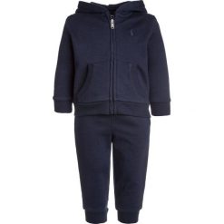 Polo Ralph Lauren ATLANTIC HOOK UP BABY SET Bluza rozpinana french navy. Niebieskie bluzy niemowlęce marki Polo Ralph Lauren, z bawełny. Za 399,00 zł.
