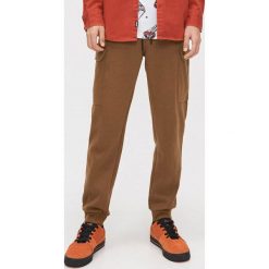 Joggery cargo basic - Brązowy. Pomarańczowe spodnie męskie Cropp, s, bez wzorów. Za 119,99 zł.
