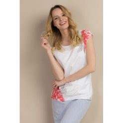 Bluzka z pastelowymi kwiatami. Szare bluzki damskie marki Monnari, w kwiaty, z bawełny, bez kołnierzyka, z krótkim rękawem. Za 39,95 zł.