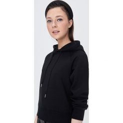 Bluza basic z kapturem - Czarny. Czarne bluzy damskie Sinsay, s, bez wzorów, bez rękawów, z kapturem. W wyprzedaży za 39,99 zł.