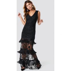 Trendyol Koronkowa sukienka z chwostami Abi - Black. Czarne sukienki damskie koronkowe marki Trendyol, z dekoltem na plecach, maxi, dopasowane. Za 526,95 zł.