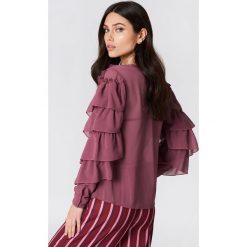 NA-KD Boho Szyfonowa bluzka z dekoltem V - Purple. Fioletowe bluzki damskie marki NA-KD Boho, z aplikacjami, z poliesteru, boho, z falbankami, bez rękawów. W wyprzedaży za 32,38 zł.