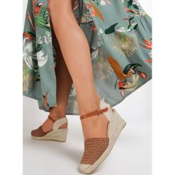 Camelowe Sandały Pasiliphis. Brązowe koturny damskie Renee, bez wzorów, bez obcasa, na koturnie, bez zapięcia. Za 109,99 zł.