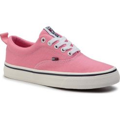 Tenisówki TOMMY JEANS - Classic Tommy Jeans Sneaker EN0EN00540 Geranium Pink 669. Różowe półbuty damskie Tommy Jeans, bez wzorów, z jeansu, bez zapięcia. W wyprzedaży za 209,00 zł.