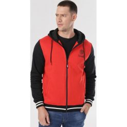 Czerwona Bluza Zaehess. Czerwone bluzy męskie Born2be, xl, bez wzorów, bez kołnierzyka, bez rękawów, bez kaptura. Za 79,99 zł.