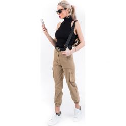 Spodnie KRISIA BEIGE. Brązowe spodnie damskie Spodnie KRISIA BEIGE, s. W wyprzedaży za 69,00 zł.