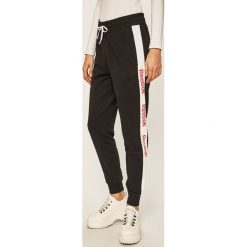 Reebok - Spodnie. Czarne spodnie damskie Reebok, s, z nadrukiem, z elastanu. Za 169,90 zł.