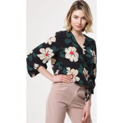 Czarna Bluzka Dahlia. Czarne bluzki damskie Born2be, xl, w kwiaty, bez kołnierzyka, z długim rękawem. Za 34,99 zł.