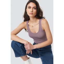 NA-KD Basic Top basic - Purple. Fioletowe topy damskie marki NA-KD Basic, bez wzorów, z materiału, z okrągłym kołnierzem. Za 80,95 zł.
