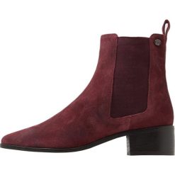 Superdry ZOE QUINN HIGH CHELSEA BOOT Botki oxblood. Czerwone botki damskie skórzane Superdry, klasyczne. Za 459,00 zł.