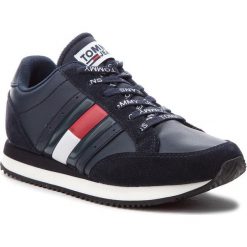 Sneakersy TOMMY JEANS - Rwb Casual Retro Sne EN0EN00289 Midnight 403. Niebieskie sneakersy damskie Tommy Jeans, z jeansu. W wyprzedaży za 279,00 zł.