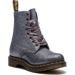Glany DR. MARTENS - 1460 Pascal Glitter 24320041 Pewter. Szare buty zimowe damskie Dr. Martens, z materiału. Za 629,00 zł.