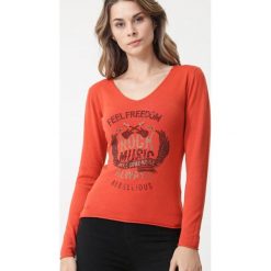 Pomarańczowy Sweter Bungala. Pomarańczowe swetry damskie Born2be, s, z nadrukiem, klasyczne, z długim rękawem, długie, bez kaptura. Za 99,99 zł.