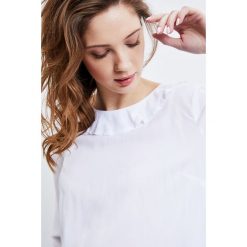 Bluzka koszulowa z falbaną. Bluzki damskie Moodo, s, bez wzorów, z koszulowym kołnierzykiem, bez rękawów. Za 19,99 zł.