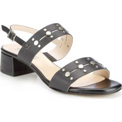 Buty damskie. Czarne klapki damskie Wittchen, bez wzorów, ze skóry, bez obcasa. W wyprzedaży za 199,90 zł.