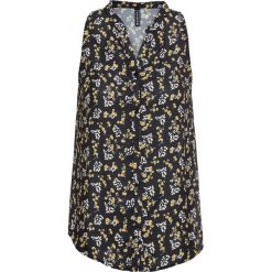 Bluzka bonprix czarny w kwiaty. Czarne bluzki damskie marki bonprix, z nadrukiem, z materiału. Za 44,99 zł.