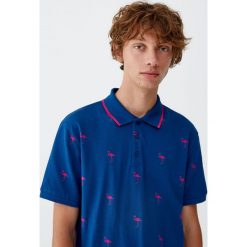 Koszulka polo z piki z nadrukiem. Czerwone koszulki polo Pull&Bear, m, z nadrukiem, z krótkim rękawem. Za 69,90 zł.