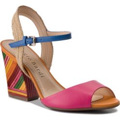 Sandały SERGIO BARDI - Caravate SS127305318KD 118. Różowe klapki damskie Sergio Bardi, bez wzorów, ze skóry ekologicznej, bez obcasa, na obcasie. W wyprzedaży za 239,00 zł.