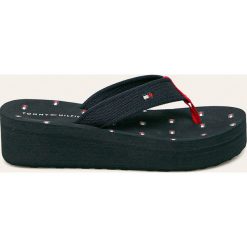 Tommy Hilfiger - Japonki. Niebieskie klapki damskie TOMMY HILFIGER, bez wzorów, z materiału, bez obcasa, na obcasie. W wyprzedaży za 179,90 zł.