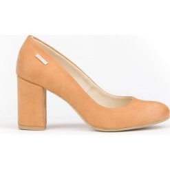 Klasyczne czółenka na słupku - skóra naturalna - model 042 - kolor camelowy. Szare czółenka damskie Zapato, na co dzień, bez wzorów, z jeansu, z okrągłym noskiem, bez obcasa, na obcasie. W wyprzedaży za 255,20 zł.