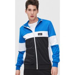 Bluza z wysokim kołnierzem - Biały. Białe bluzy męskie Cropp, s, bez wzorów, bez kołnierzyka, bez rękawów, bez kaptura. W wyprzedaży za 59,99 zł.