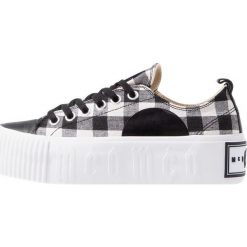 McQ Alexander McQueen PLIMSOLL PLATFORM Sneakersy niskie nero/bianco. Czarne trampki i tenisówki damskie marki McQ Alexander McQueen, ze skóry. Za 669,00 zł.
