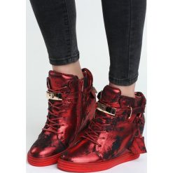 Czerwone Sneakersy Barter. Czerwone koturny damskie Born2be, z okrągłym noskiem, bez obcasa, na obcasie, na zamek. Za 64,99 zł.