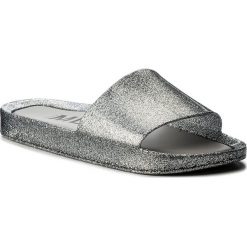 Klapki MELISSA - Beach Slide Shine Ad 32291 Glass Silver Glitter 03895. Szare klapki damskie Melissa, z aplikacjami, z tworzywa sztucznego, bez obcasa. W wyprzedaży za 189,00 zł.