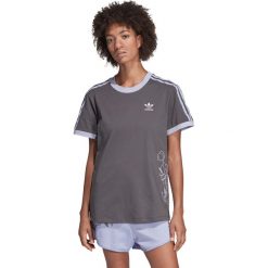 Adidas Originals Koszulka Szary. Szare koszulki damskie adidas Originals, z haftami, z bawełny, bez kołnierzyka, z krótkim rękawem. Za 116,95 zł.
