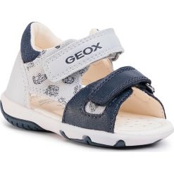 Sandały GEOX - B S.Elba B. A B02L8A 01054 C1297 Lt Grey/Navy. Szare sandały chłopięce Geox, ze skóry ekologicznej, bez zapięcia. W wyprzedaży za 149,00 zł.