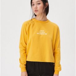 Krótka bluza z napisem - Żółty. Żółte bluzy damskie Sinsay, s, z napisami, z krótkim rękawem, krótkie, bez kaptura. Za 29,99 zł.