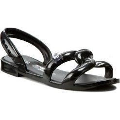 Sandały MELISSA - Tube Sandal+Jeremy S 31844 Black 01003. Czarne klapki damskie Melissa, z aplikacjami, z tworzywa sztucznego, bez obcasa, na obcasie. W wyprzedaży za 209,00 zł.