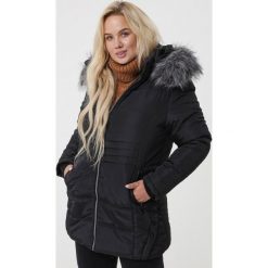 Czarna Kurtka Yarraville. Czarne kurtki damskie Born2be, na zimę, xl, bez wzorów, casualowe, długie. Za 209,99 zł.