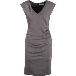 Sukienki hiszpanki: Kaffe INDIA V NECK Sukienka etui dark grey melange