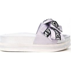 Klapki z kokardką (38). Szare klapki damskie Viestar Shoes, z napisami, bez obcasa. Za 59,00 zł.