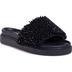 Klapki INUIKII - Pearl Band 70104-14 Black. Czarne klapki damskie Inuikii, z aplikacjami, ze skóry, bez obcasa. W wyprzedaży za 869,00 zł.