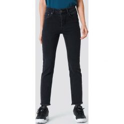 Rut&Circle Jeansy Louisa Black - Black. Czarne jeansy damskie marki Rut&Circle, bez wzorów, z jeansu, z podwyższonym stanem. Za 202,95 zł.