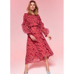 ROZKLOSZOWANA SUKIENKA W KWIATY Z FALBANĄ. Różowe sukienki damskie Top Secret, na lato, w kwiaty, z tkaniny, z falbankami, z długim rękawem, długie, maxi, rozkloszowane. Za 179,99 zł.
