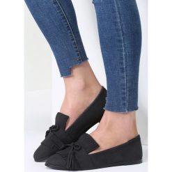 Czarne Mokasyny Navy Blue. Czarne mokasyny damskie vices, z aplikacjami, ze skóry, bez obcasa, na płaskiej podeszwie, bez zapięcia. Za 39,99 zł.