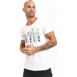 T-shirt w kolorze białym. Białe t-shirty męskie True Prodigy, m, z nadrukiem, z bawełny, z okrągłym kołnierzem. W wyprzedaży za 54,95 zł.