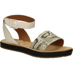 Sandały clarks romantic moon 26108359. Białe sandały damskie Clarks, bez wzorów, ze skóry, bez obcasa, bez zapięcia. Za 409,99 zł.