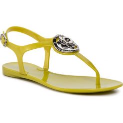 Sandały GUESS - Jaxx FL6JAX RUB21 YELLO. Zielone klapki damskie Guess, z aplikacjami, z tworzywa sztucznego, bez obcasa, na obcasie. W wyprzedaży za 259,00 zł.